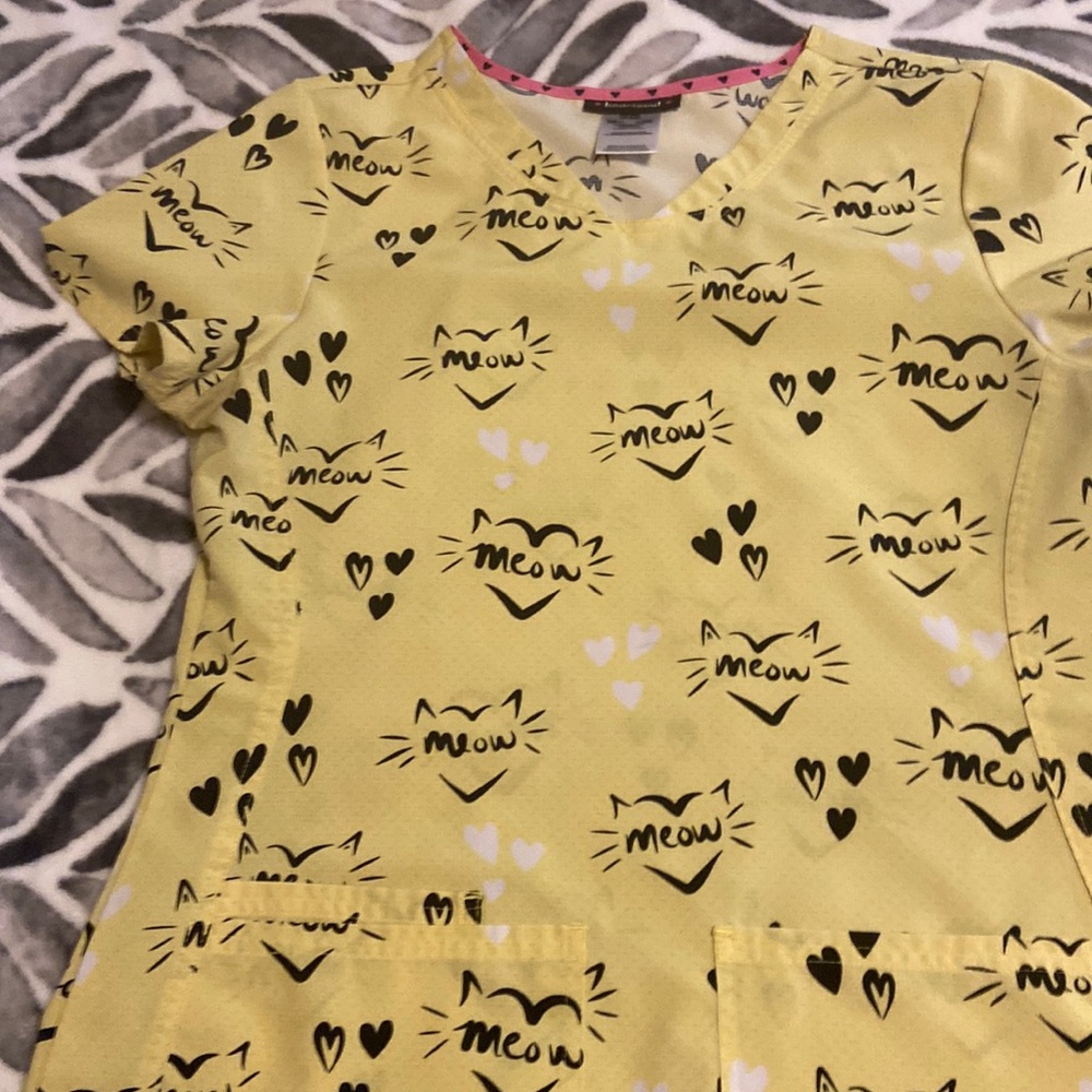 💛🖤Scrub Top🖤💛